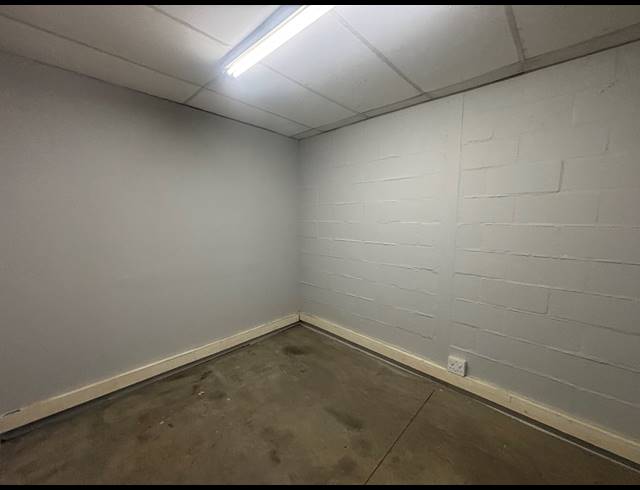 200M² WAREHOUSE TO LET IN STRAND INDUSTRIA